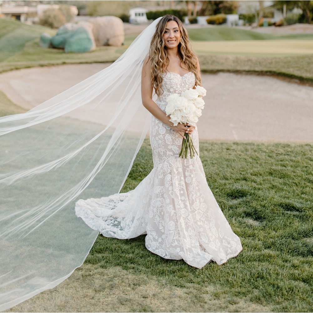 Eisen Stein Bridal Wedding Dress